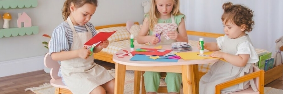 Criança recortando papel colorido com tesoura