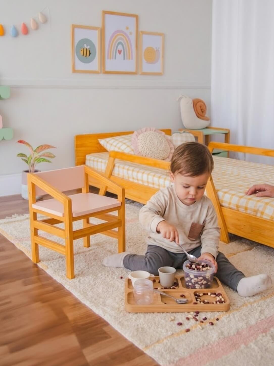 Criança pequena explorando atividade montessoriana com as mãos