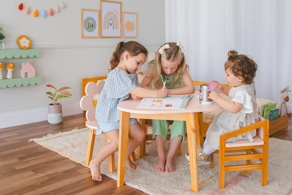 Crianças brincando com produtos Cola e Decora