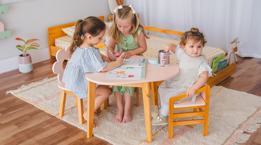 Cantinho de atividades com mesinha e cadeira infantil