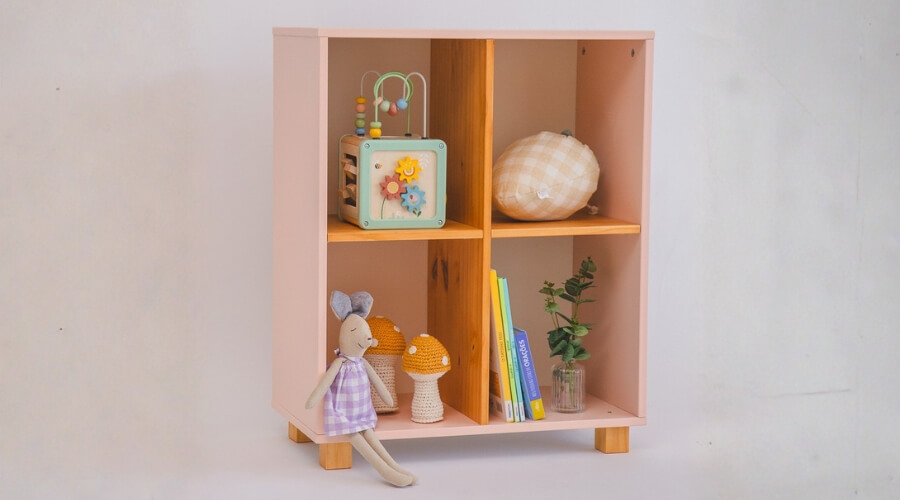 Ambiente montessoriano com estante baixa e materiais acessíveis