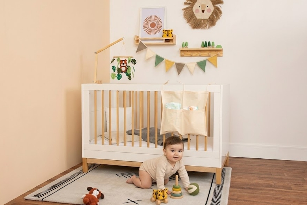 Bebê de 12 meses explorando tapete de atividades no chão