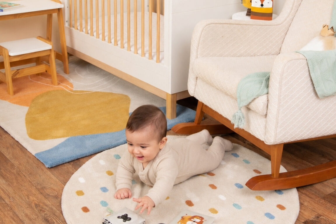 Bebê de 6 meses explorando tapete de atividades no chão