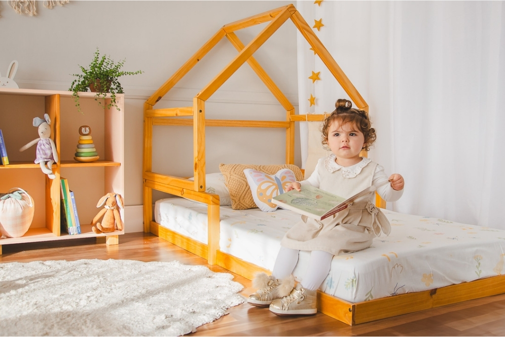 Criança de 1 ano brincando no tapete do quarto