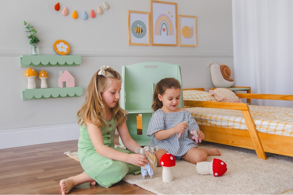 Criança de 2 anos brincando no quarto com brinquedos organizados