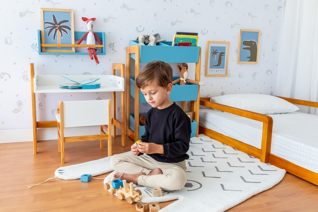 Criança brincando em casa depois da creche pela manhã