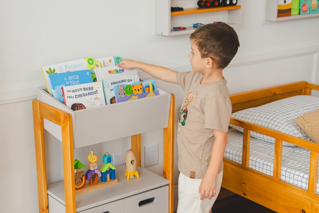 Criança de 5 anos lendo livro no quarto antes de dormir