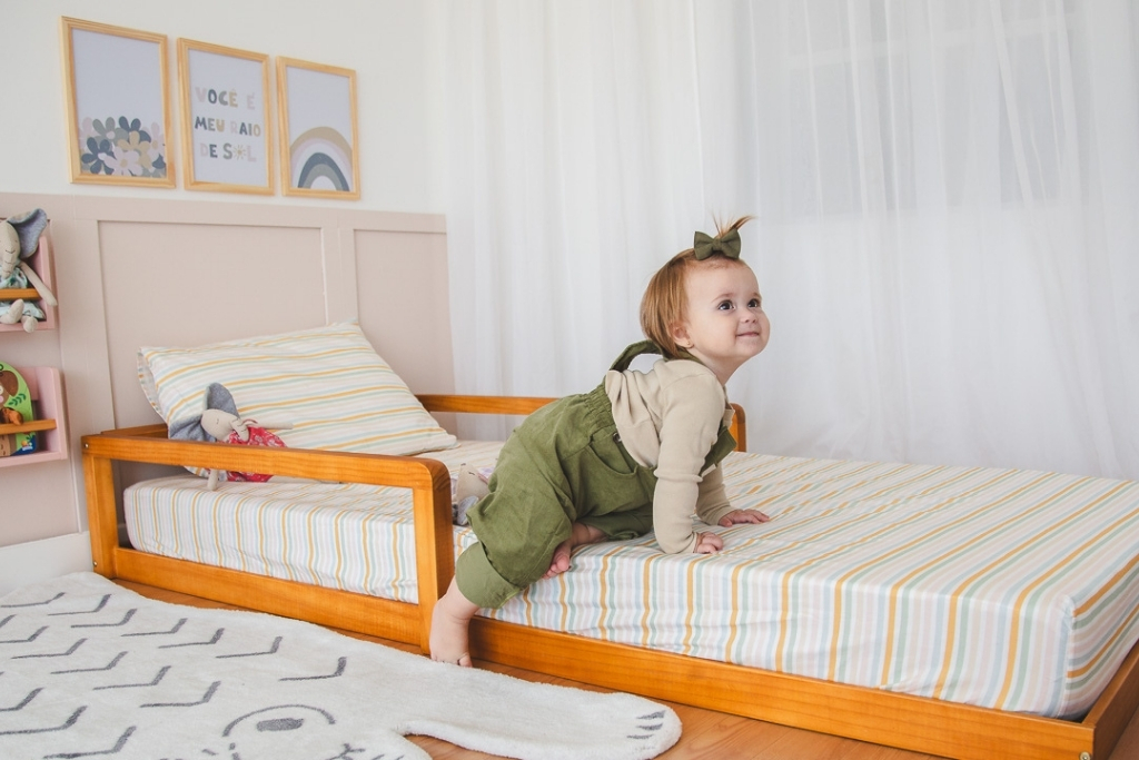 Criança de 1 ano brincando no tapete do quarto