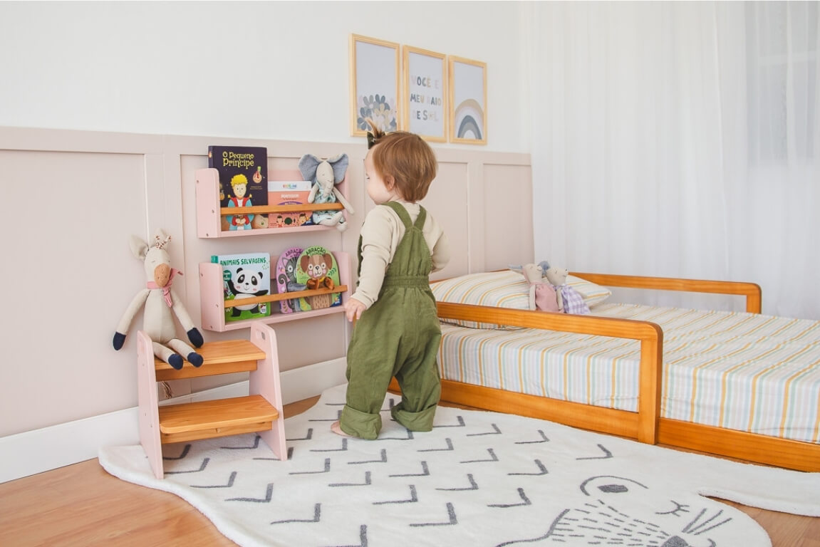 Estante de livros infantis organizada no quarto da criança