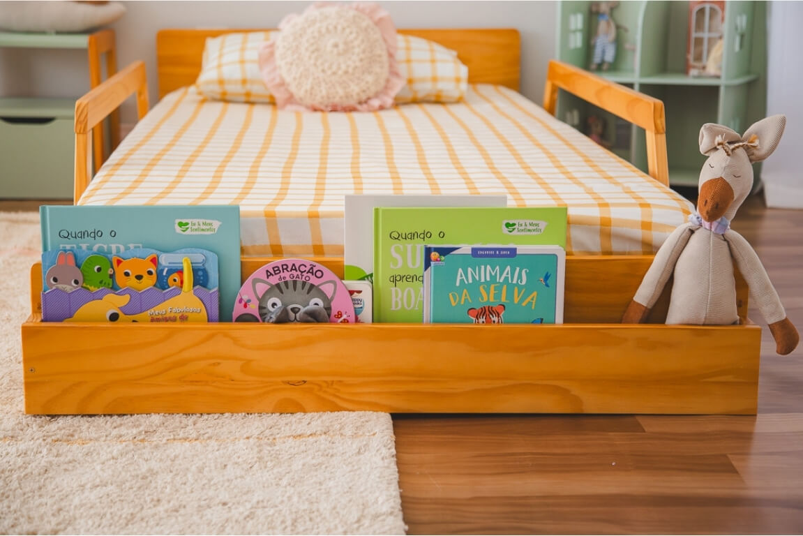 Estante de livros infantis organizada no quarto da criança
