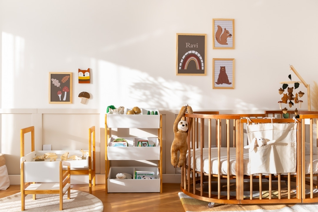 Quarto de bebê organizado com tapete e berço