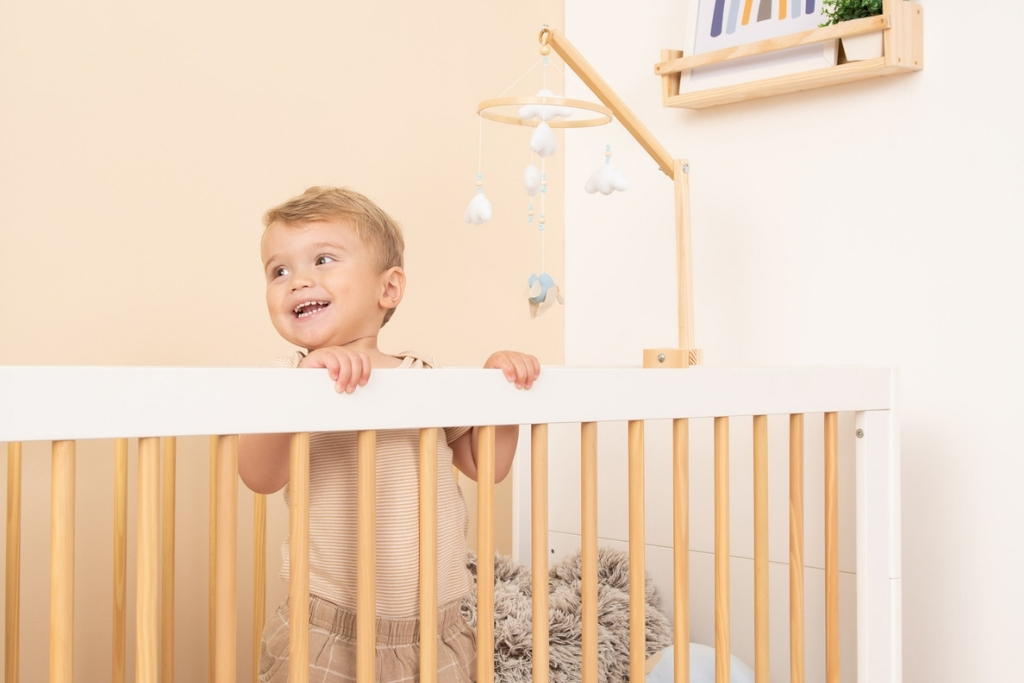 Quarto de bebê recém-nascido com berço e móbile