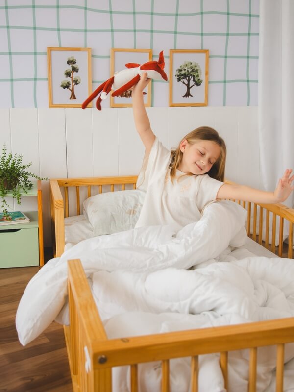Quarto infantil de menina em branco com verde sage em 2026